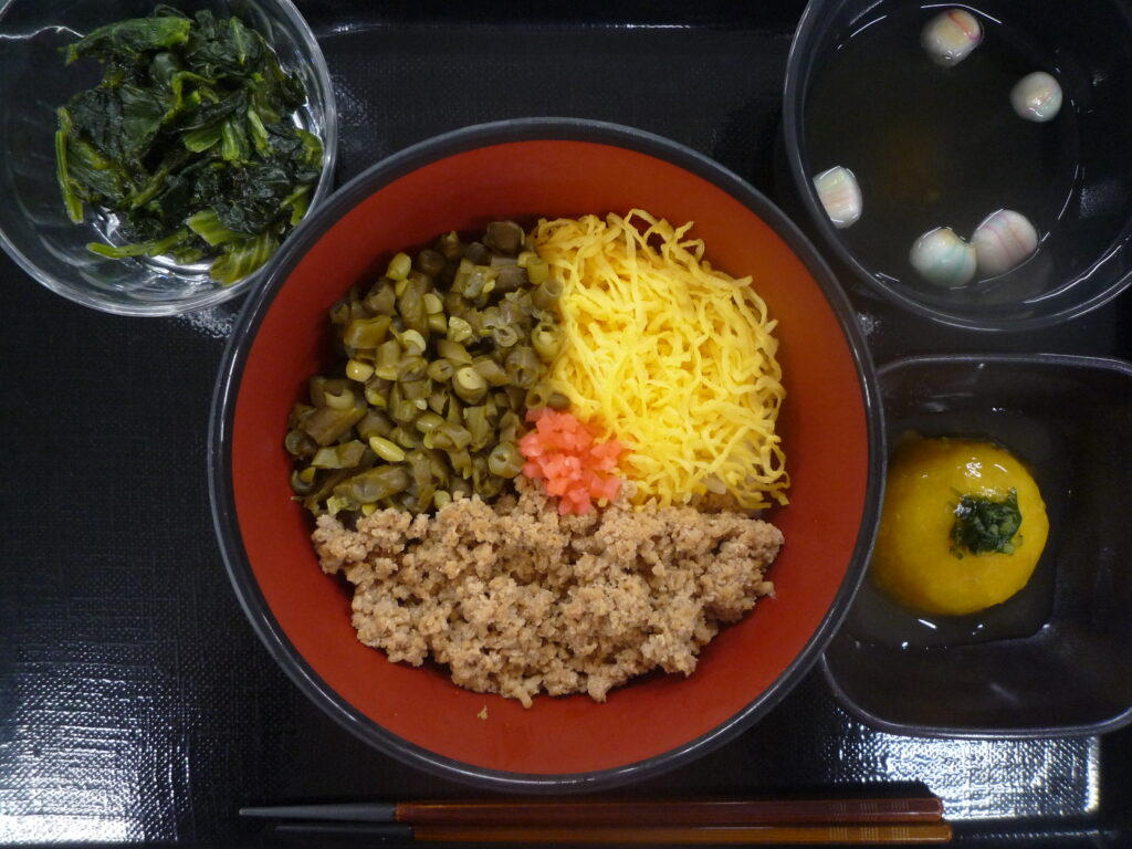 くみのき苑さらさ　そぼろ丼