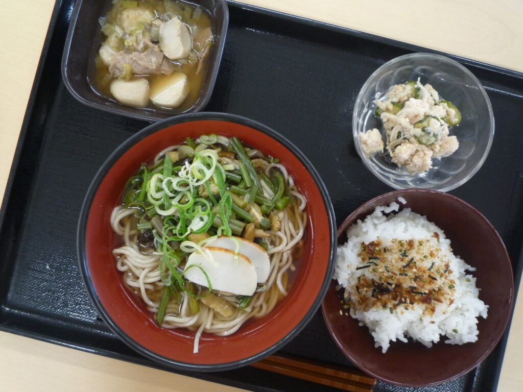 くみのき苑さらさ　山菜そば