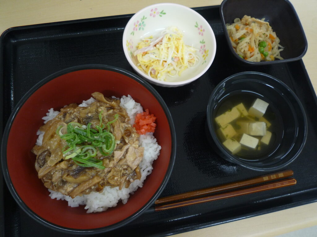 くみのき苑さらさ　豚肉キノコ甘辛丼