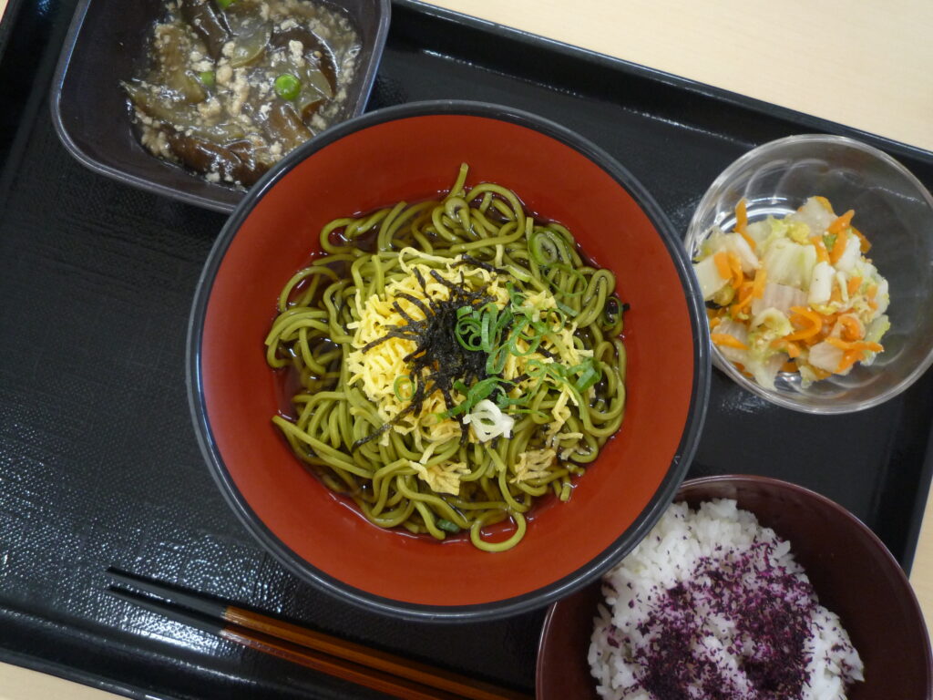 くみのき苑さらさ　茶そば