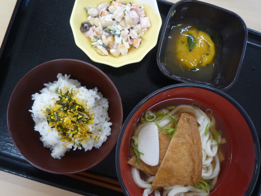 くみのき苑さらさ　きつねうどん