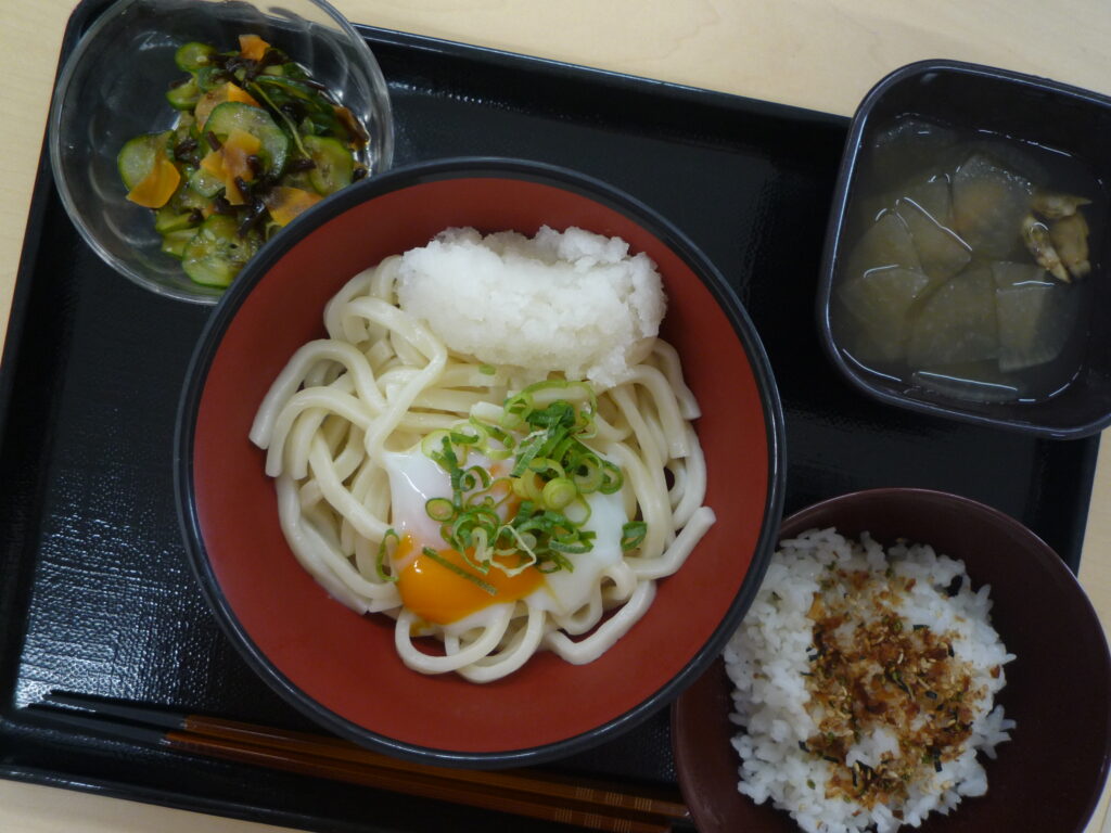 くみのき苑さらさ　温玉ぶっかけうどん
