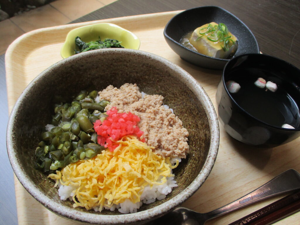 くみのき苑しらさぎ　そぼろ丼