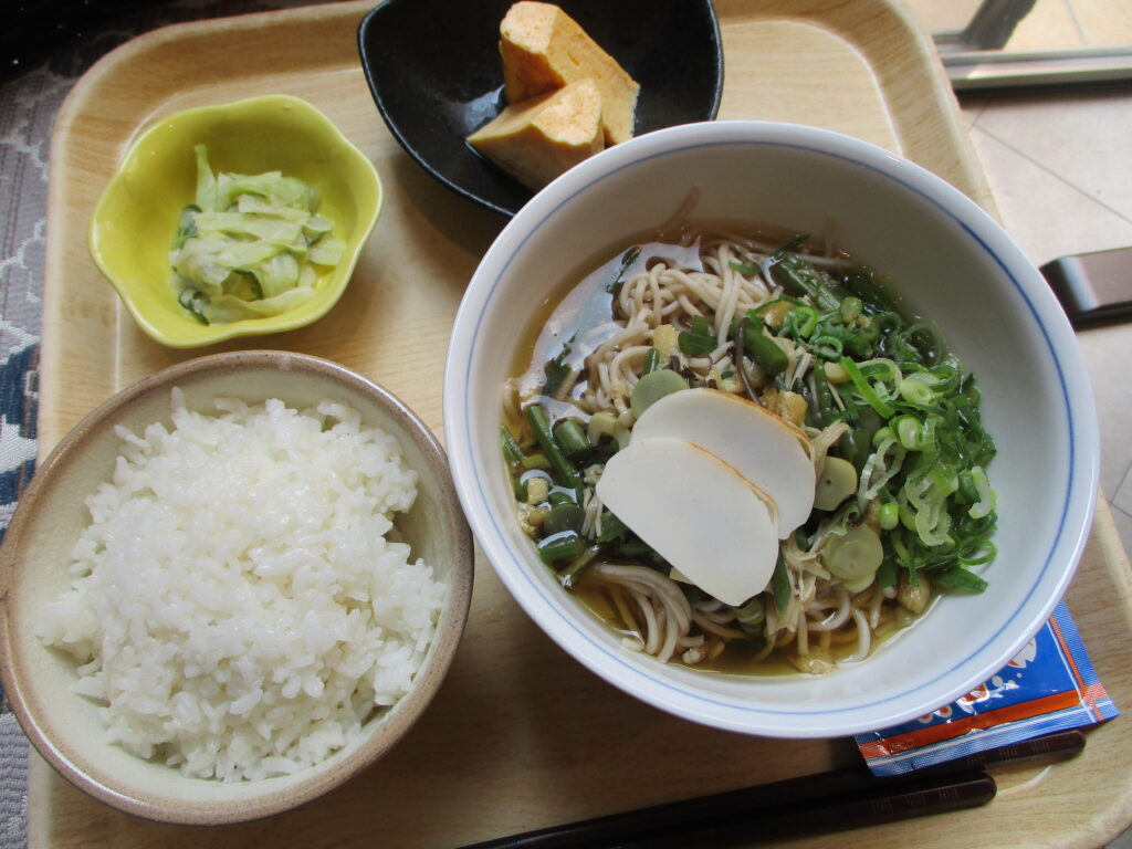 くみのき苑しらさぎ　山菜そば