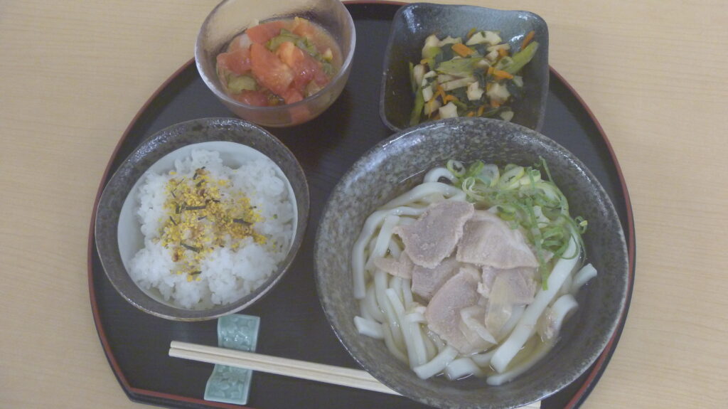 くみのき苑ゆらら　甘辛豚肉うどん