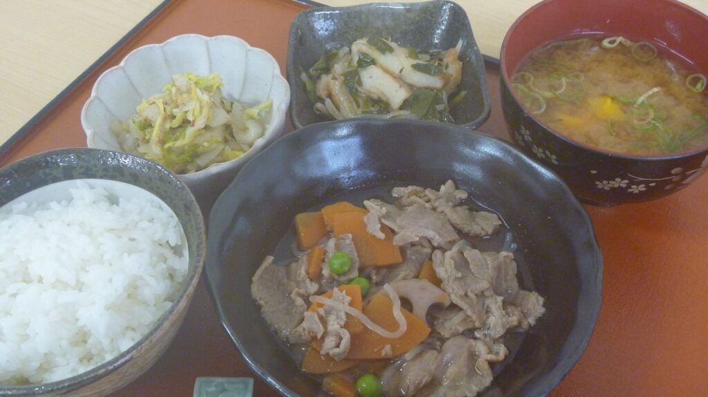 くみのき苑ゆらら　牛肉と根菜の煮物