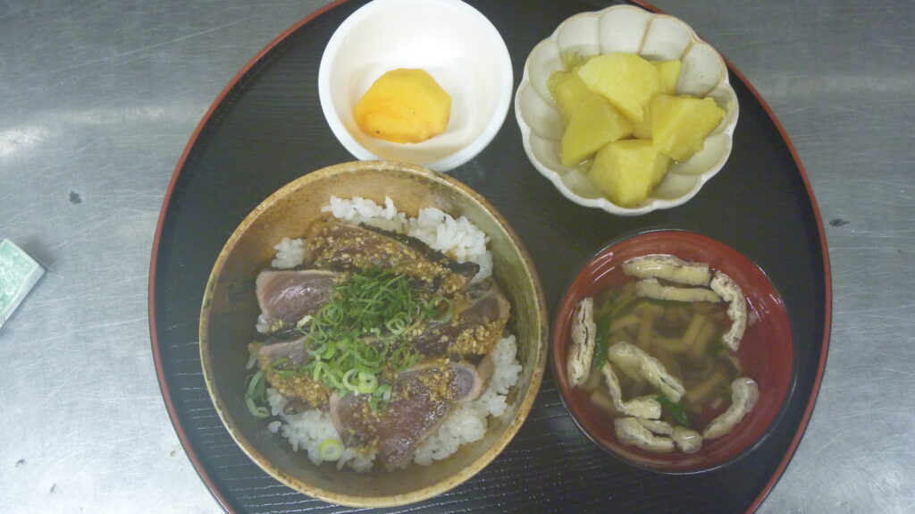 くみのき苑ゆらら　かつおのたたき丼