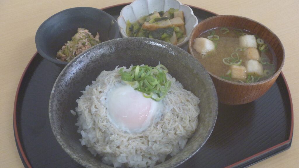 くみのき苑ゆらら　釜揚げシラス丼