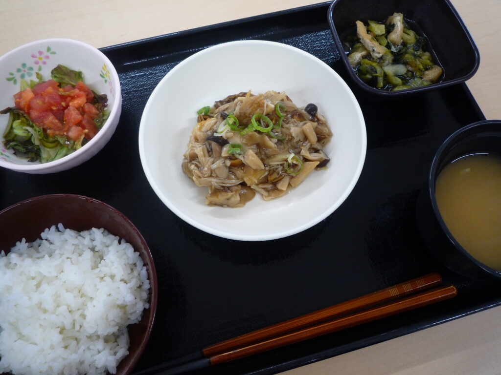 くみのき苑さらさ　鶏肉のきのこあんかけ