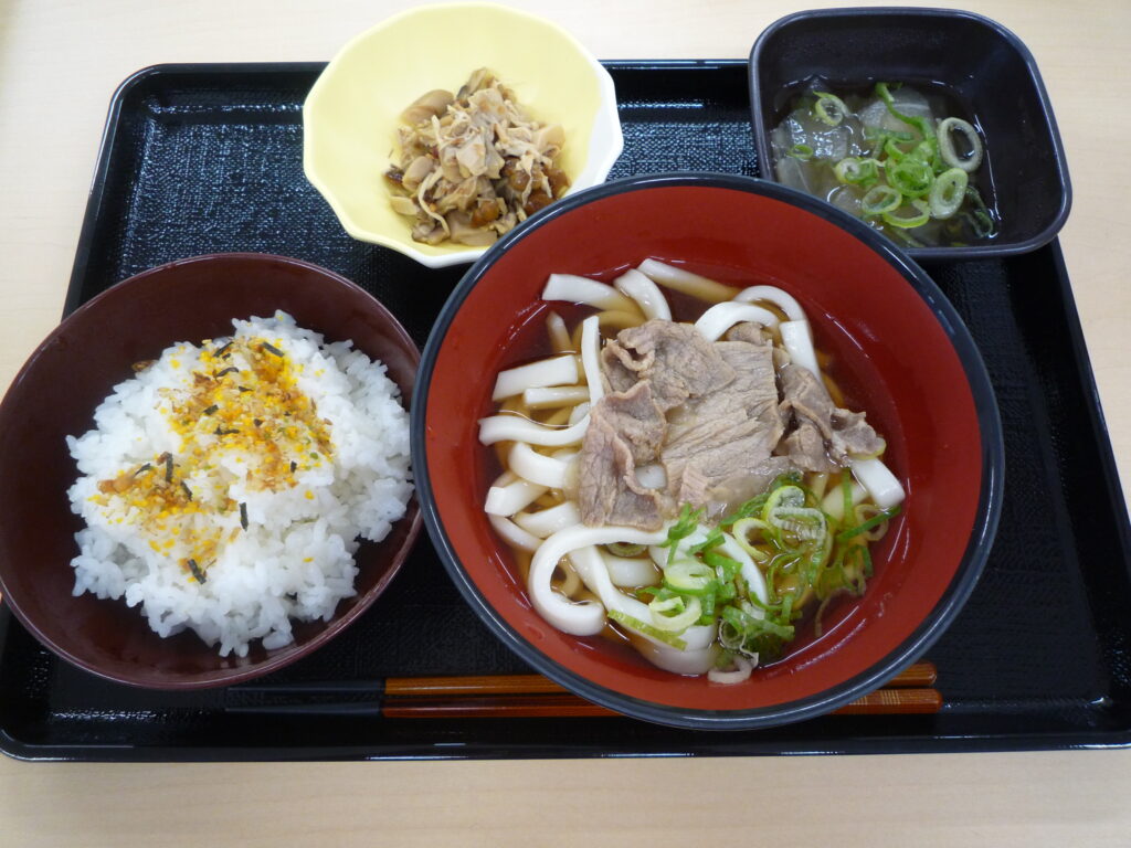 くみのき苑さらさ　肉うどん