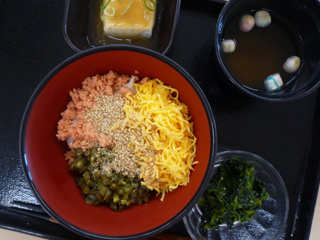 くみのき苑さらさ　鮭そぼろ丼