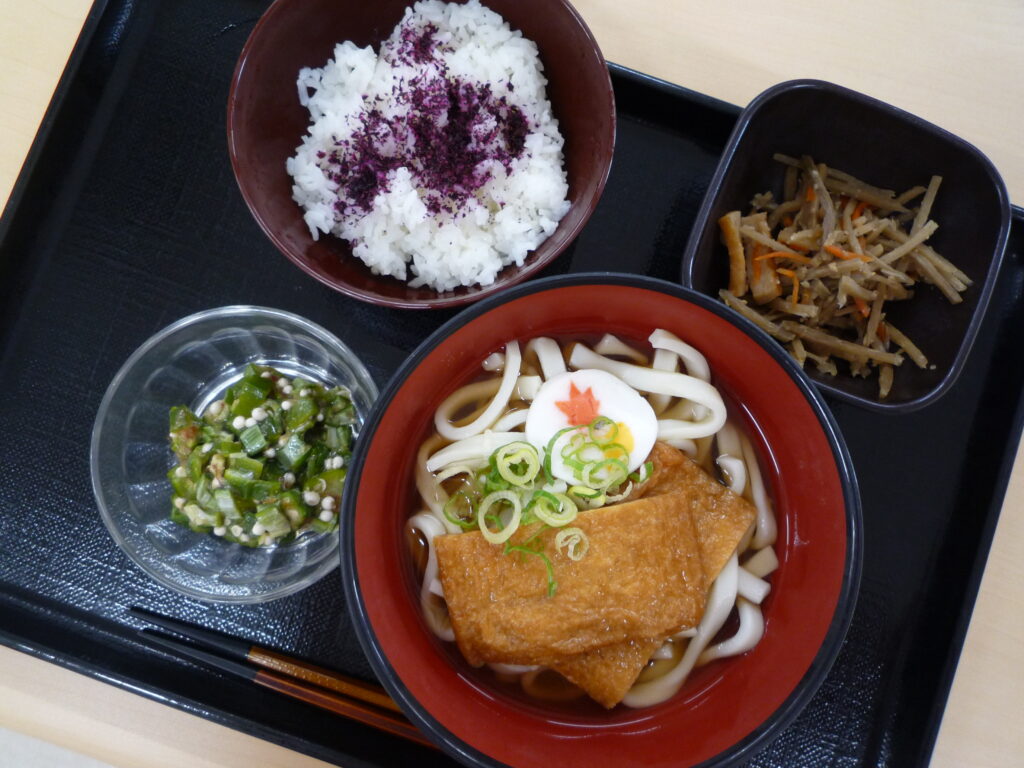 くみのき苑さらさ　きつねうどん