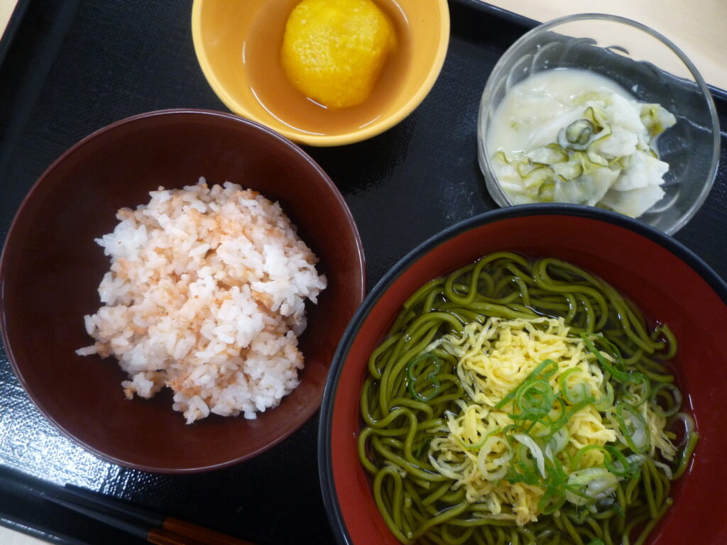 くみのき苑さらさ　茶そば