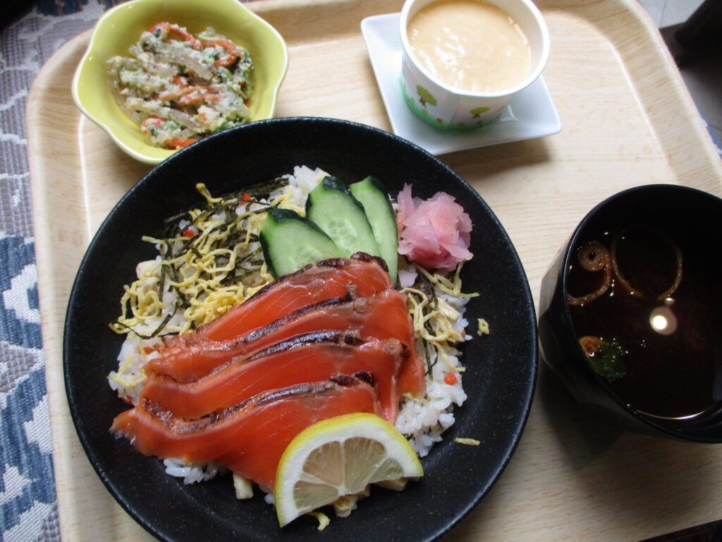 くみのき苑しらさぎ　炙りサーモン散らし寿司