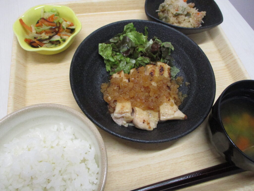 くみのき苑しらさぎ　鶏肉の香味焼き