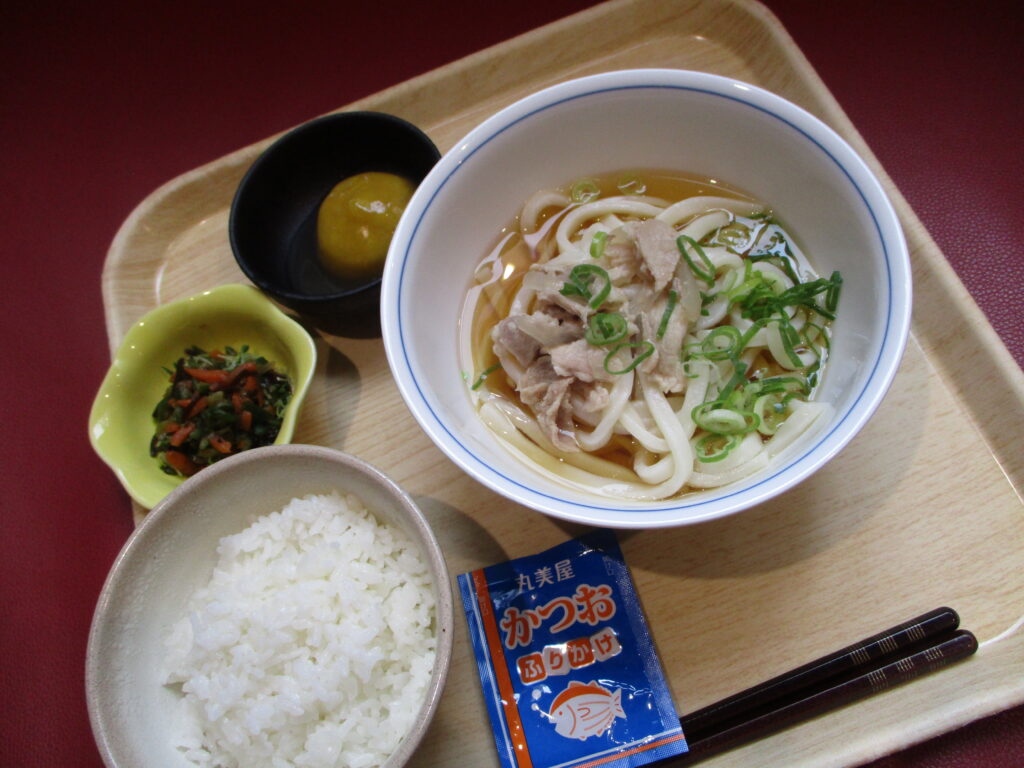 くみのき苑しらさぎ　甘辛豚肉うどん