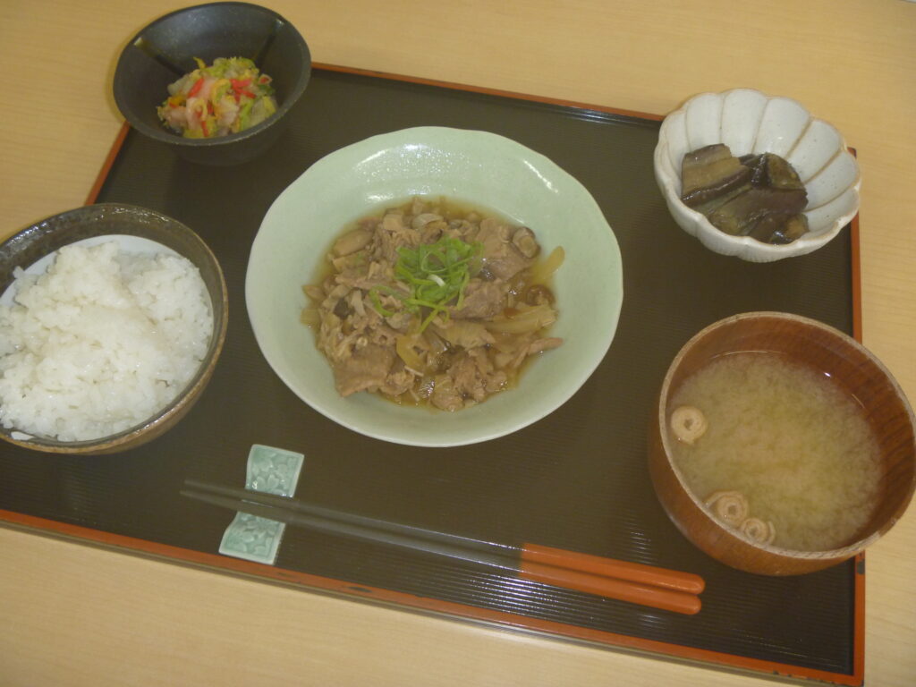 くみのき苑ゆらら　牛肉ときのこのすき煮