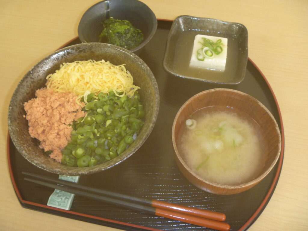 くみのき苑ゆらら　鮭そぼろ丼