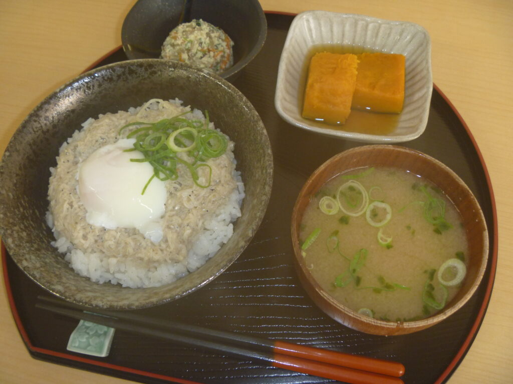 くみのき苑ゆらら　釜揚げシラス丼
