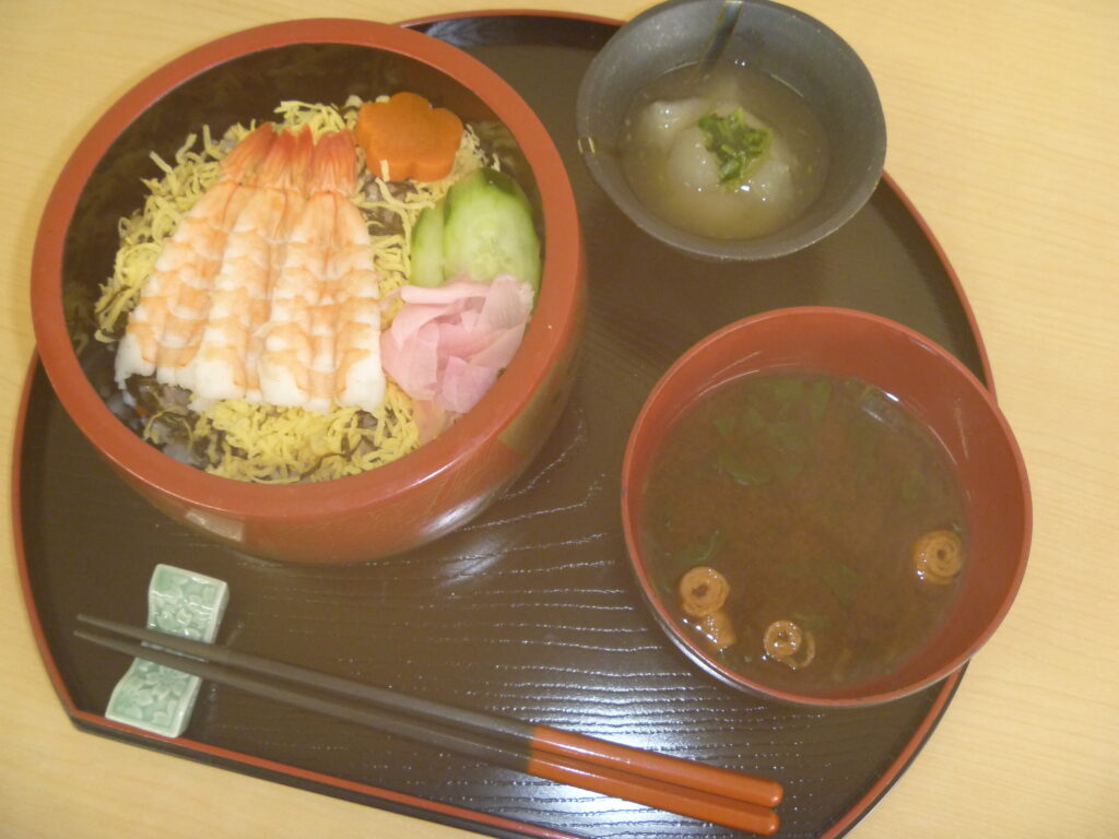 くみのき苑ゆらら　エビ散し寿司