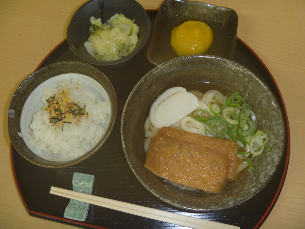 くみのき苑ゆらら　きつねうどん