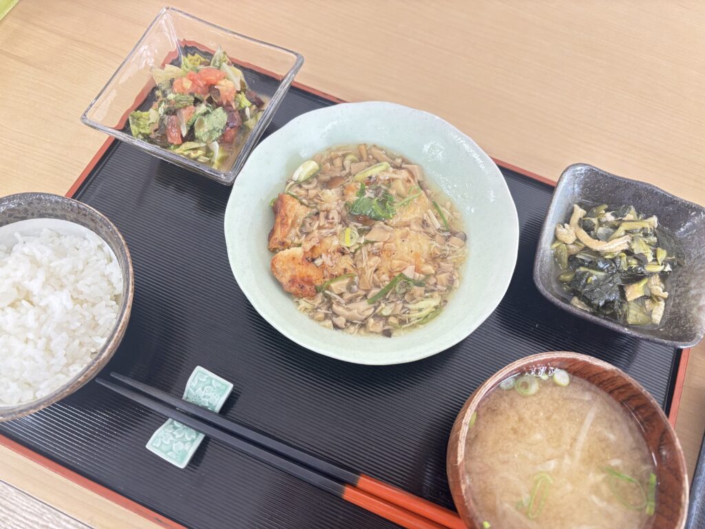 くみのき苑ゆらら　鶏肉のこのこあんかけ