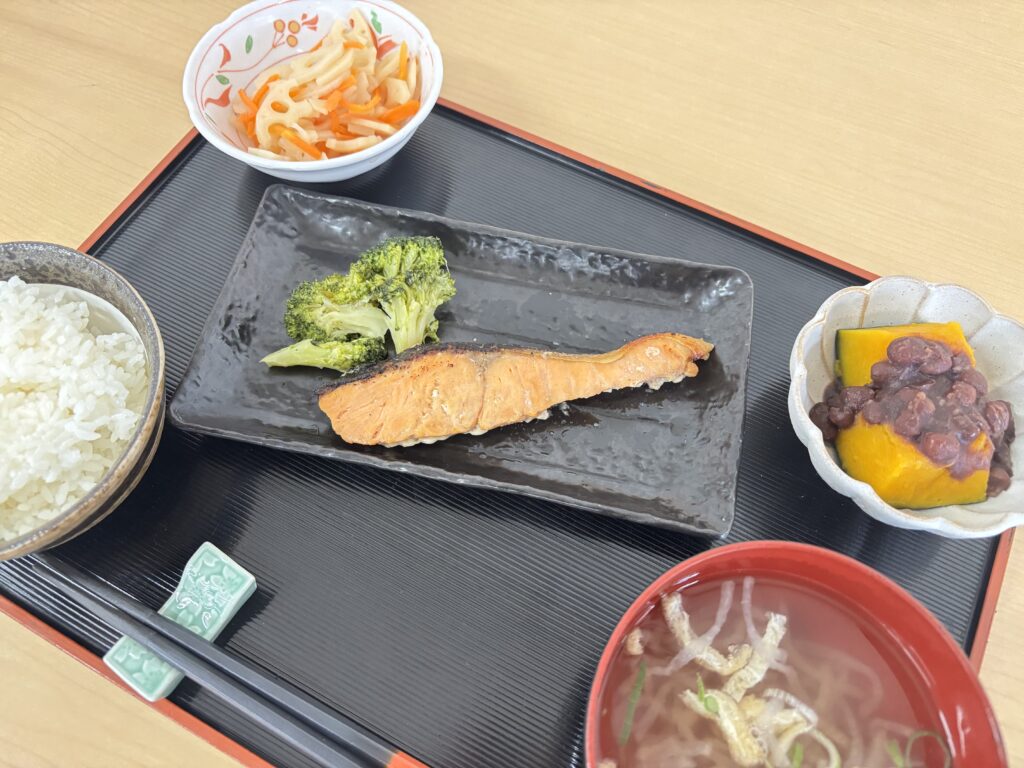 くみのき苑ゆらら　鮭の柚子胡椒焼