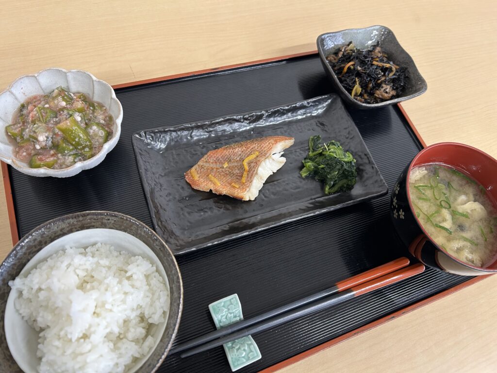 くみのき苑ゆらら　赤魚の柚子香焼