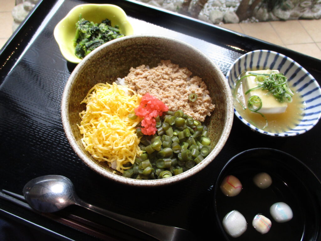 くみのき苑しらさぎ　そぼろ丼