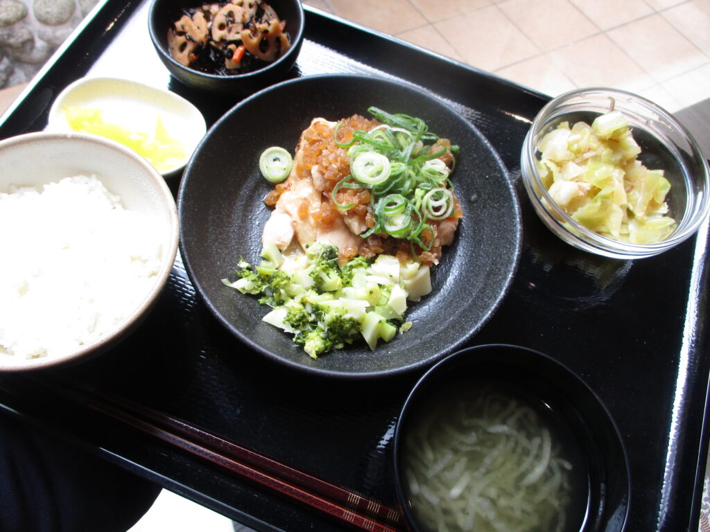 くみのき苑しらさぎ　鶏肉の香味焼き