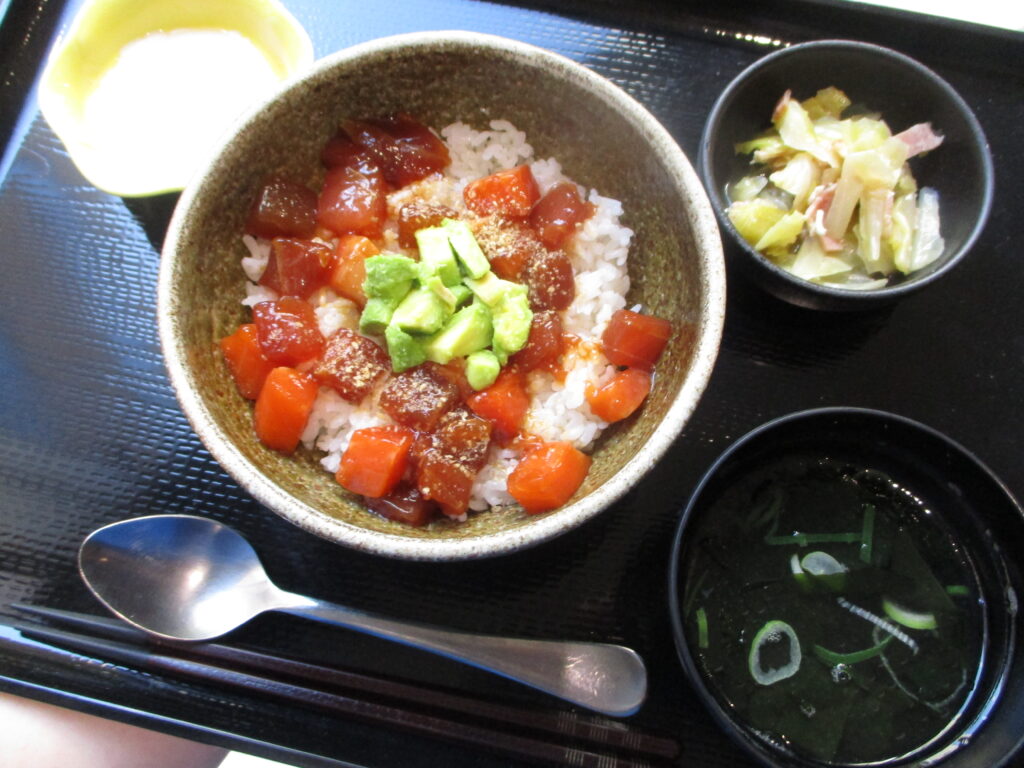 くみのき苑しらさぎ　マグロとサーモンのポキ丼