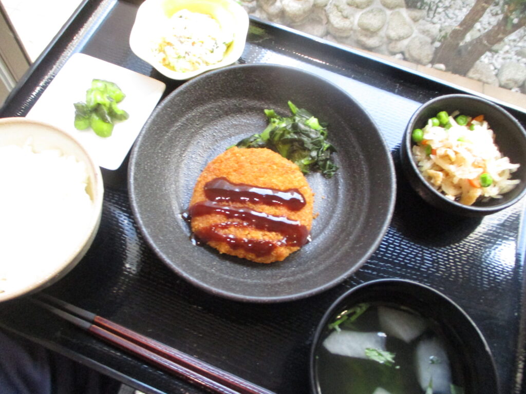 くみのき苑しらさぎ　キャベツメンチカツ