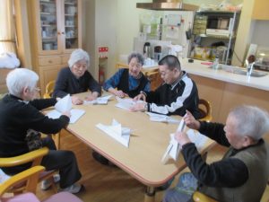 ５月の壁画つくり、季節風呂（桜の香り）、お誕生日会　平成３０年４月２６日（木）