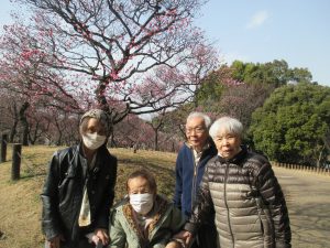 梅を見に荒山公園に行きました。